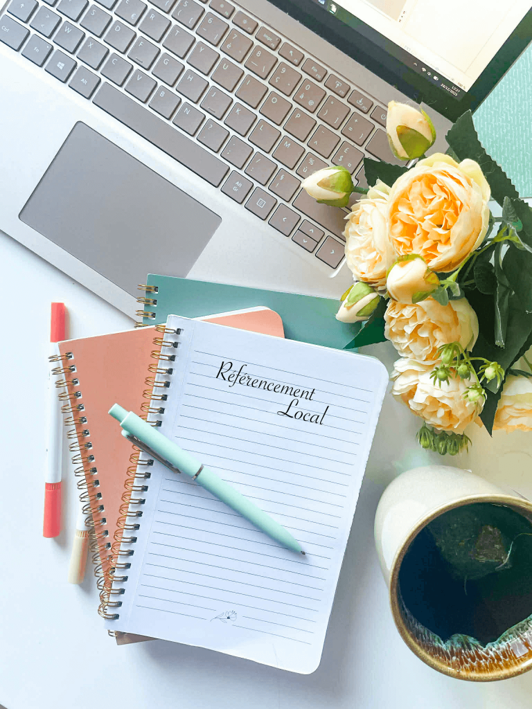 Carnet avec le mot référencement local écrit sur une page pour illustrer mon service