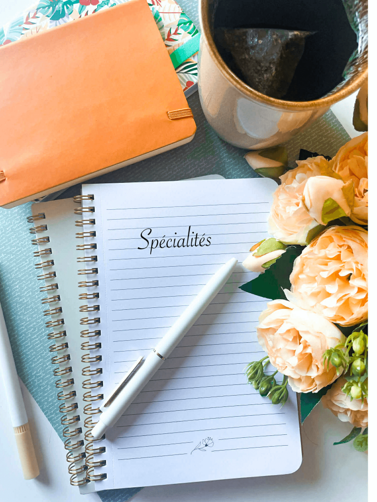 Carnet avec le mot spécialités écrit sur une page pour illustrer mon service