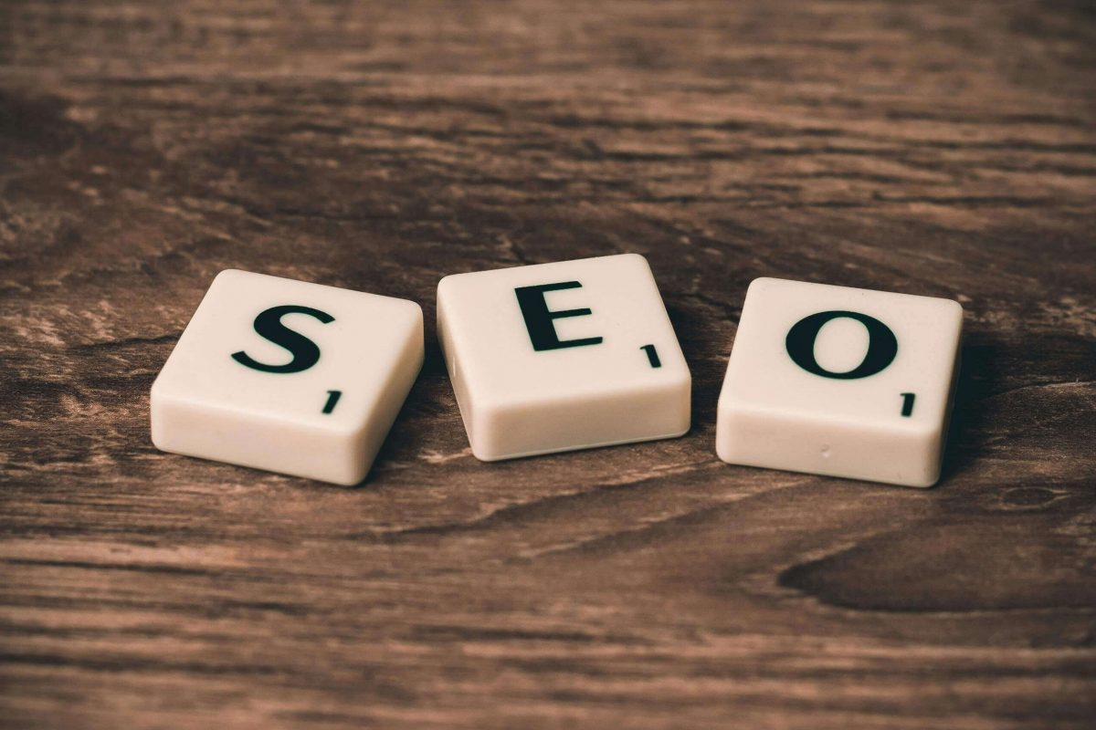 Lettres SEO représentant le plugin Yost SEO WordPress