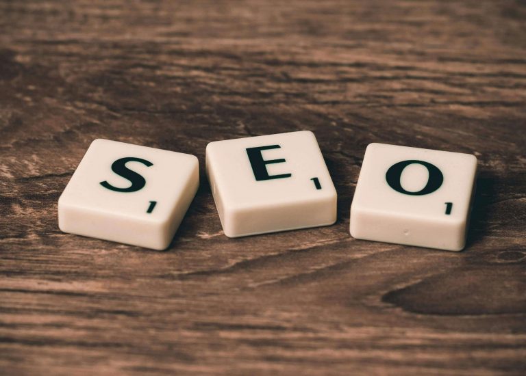 Lettres SEO représentant le plugin Yost SEO WordPress