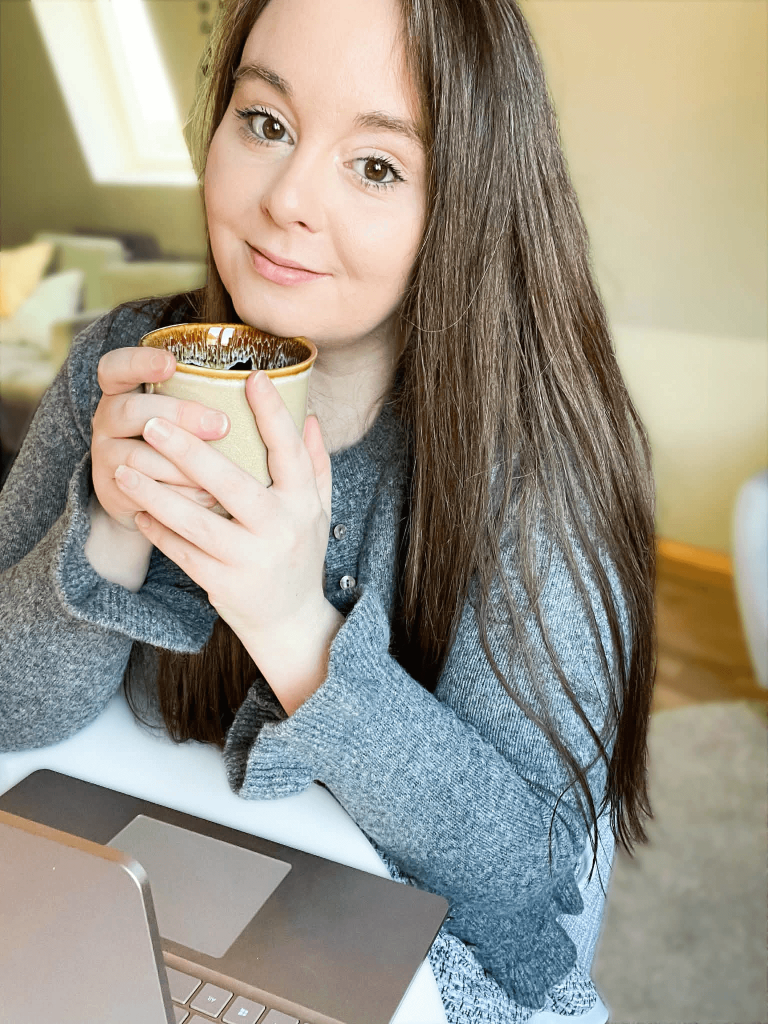 Portrait d'une rédactrice web SEO freelance en train de rédiger