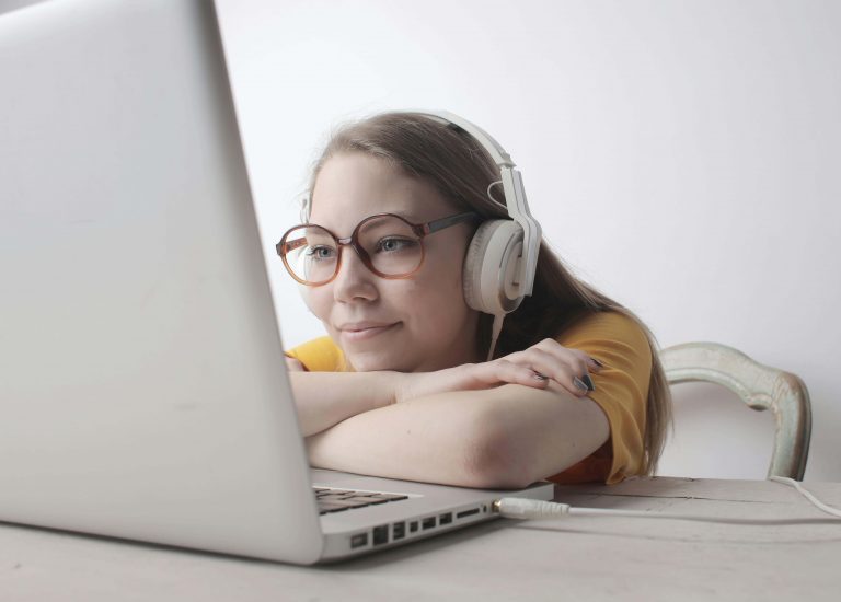 Un rédacteur web en 2026 travaillant sur son ordinateur