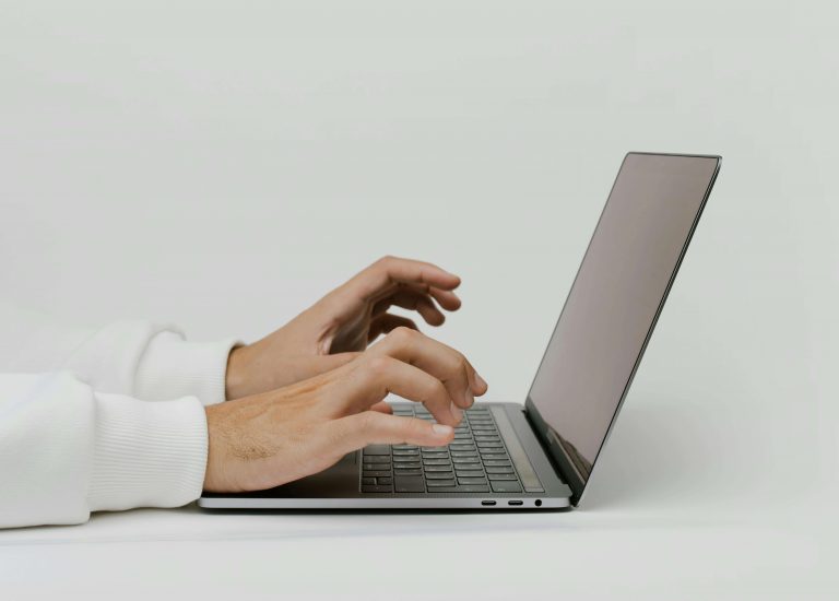 Un rédacteur web freelance qui rédige sur son ordinateur