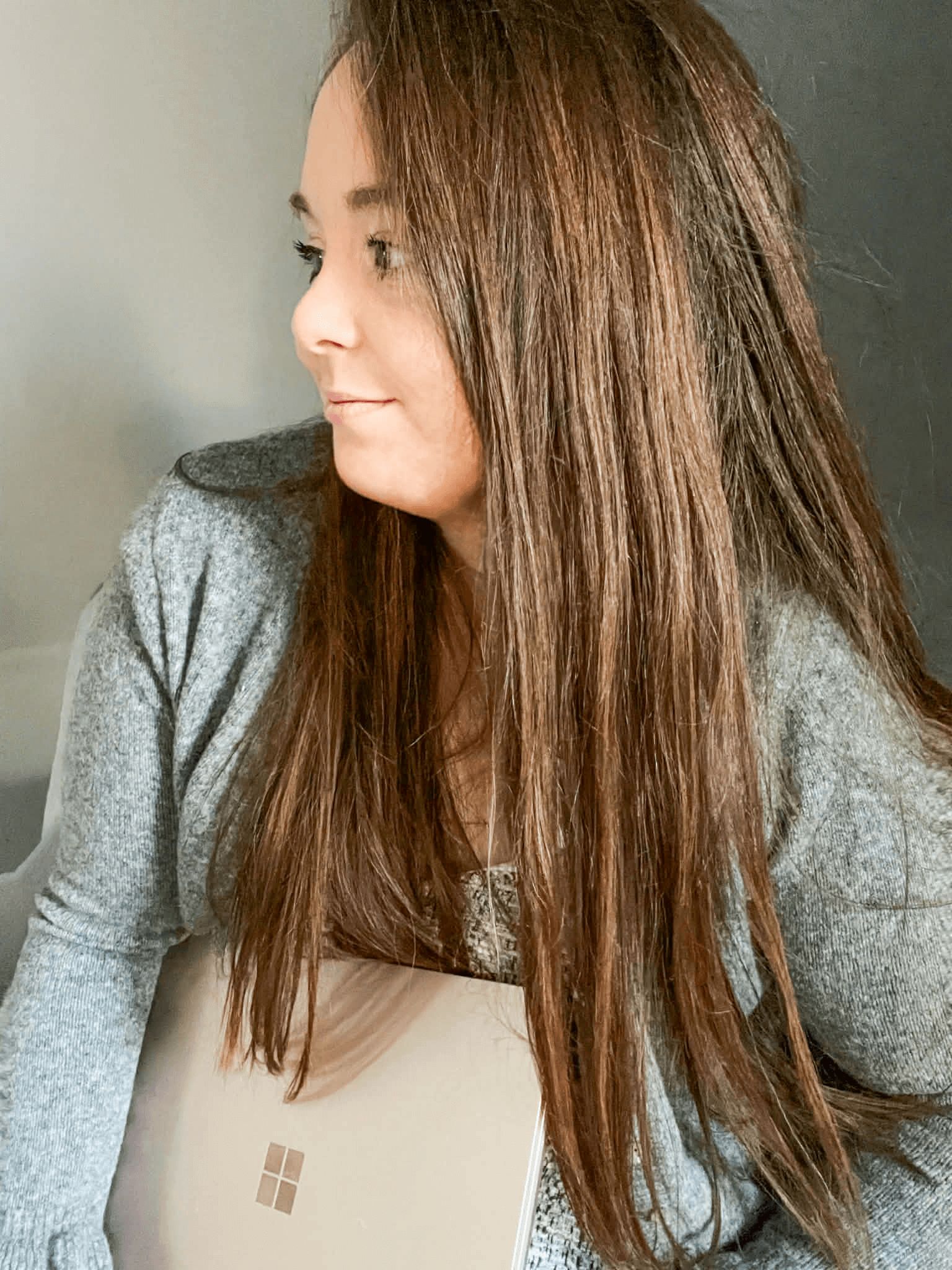 Photographie d'une rédactrice web freelance de profil qui sourit