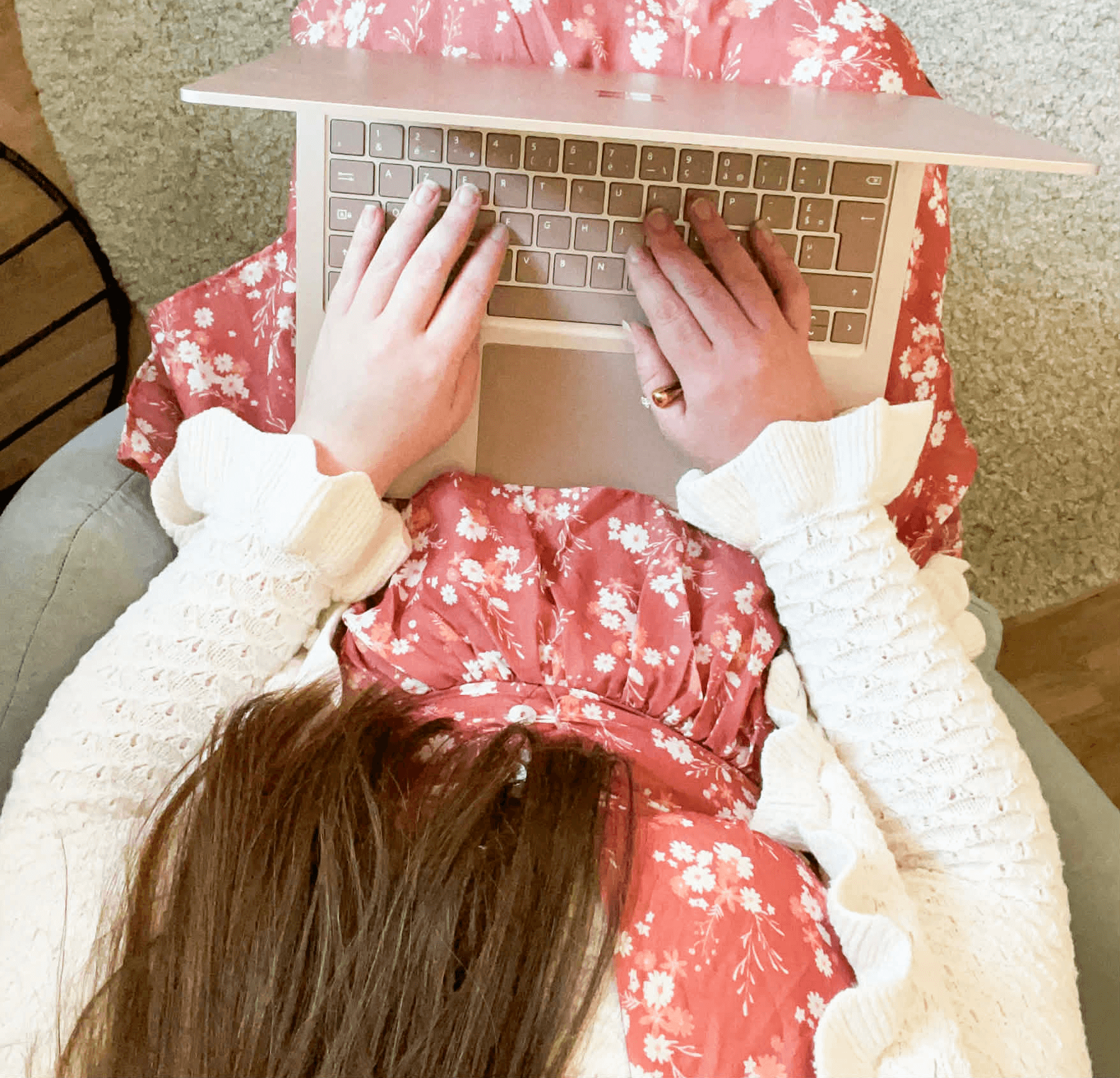 Photographie des mains d'une rédactrice web freelance qui tape sur son ordinateur