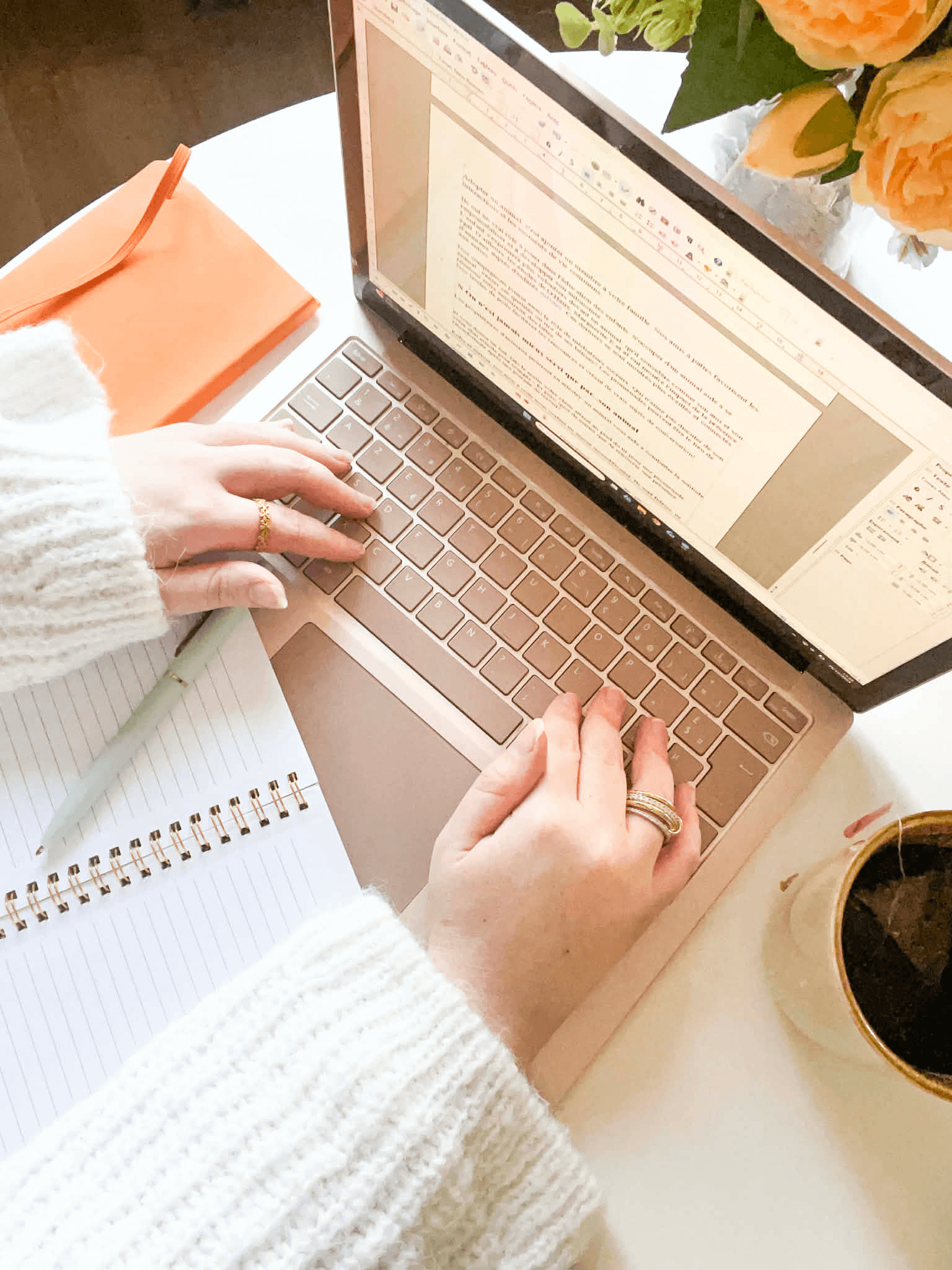 Les mains d'une rédactrice web SEO en train de taper sur son ordinateur