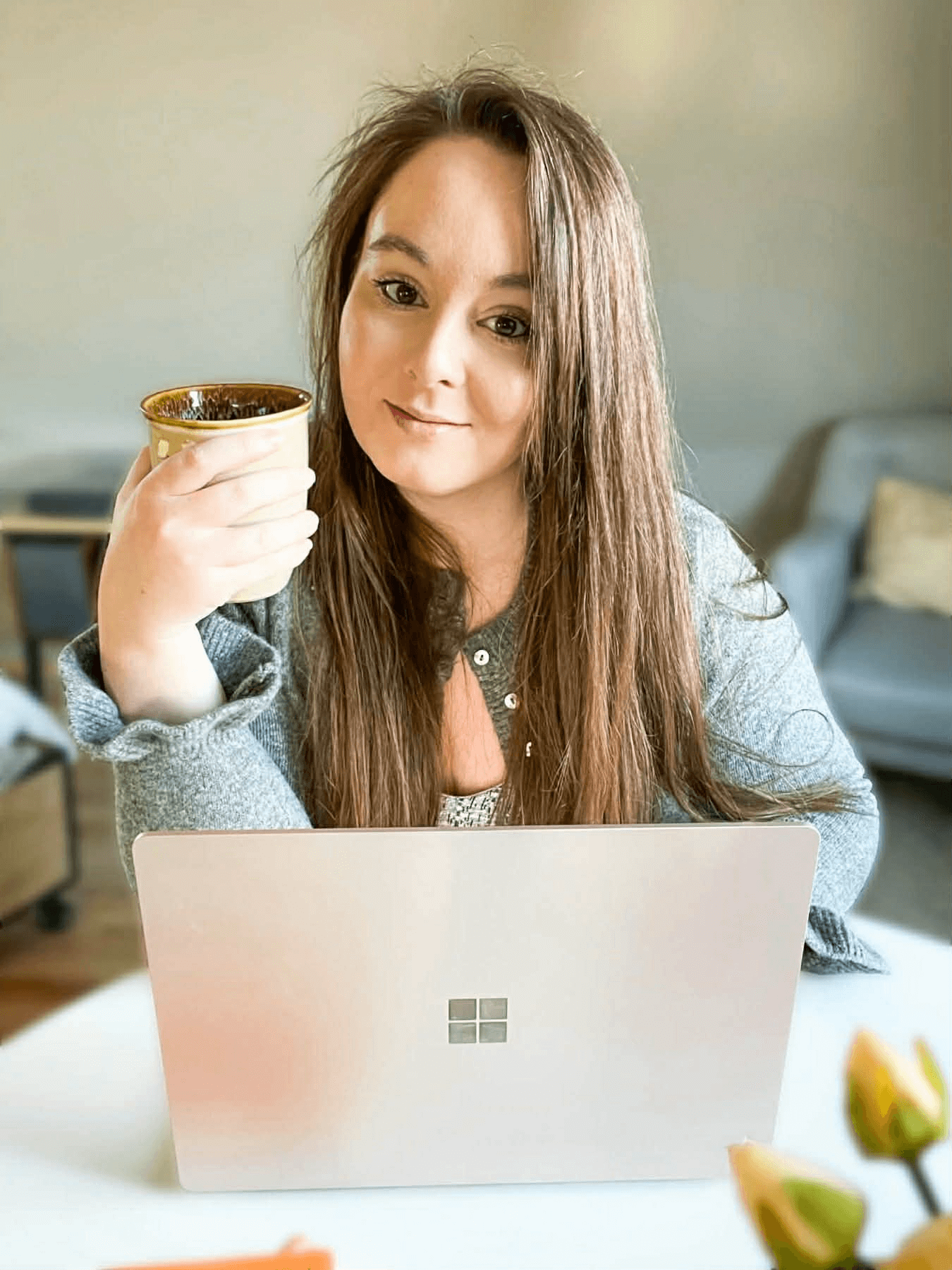 Portrait d'une rédactrice web SEO freelance travaillant sur son ordinateur