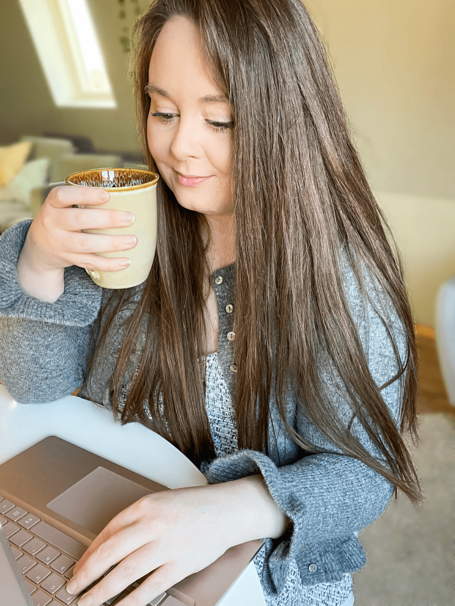 Portrait d'une rédactrice web SEO en train de travailler sur son ordinateur